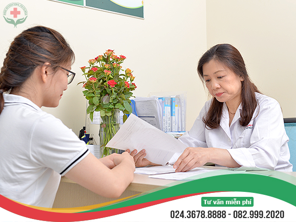 Bác sĩ Duyên tư vấn thăm khám sức khỏe sinh sản